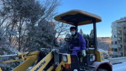 雪道の整備に除雪車活躍中！