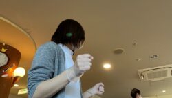 お昼前に体操をしています