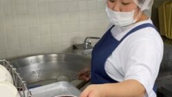 食事の盛り付けをしています