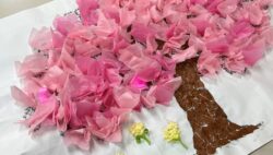 🌸４月に向けて装飾づくりが進んでいます🌸