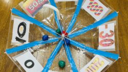 東４階で梅雨のレクをやりました☔