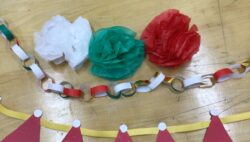 クリスマス飾り作成中です！