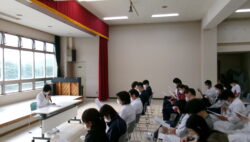 抄録検討会を開催しました。