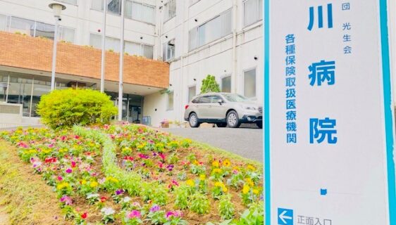 正面玄関前の花壇が整備されました。